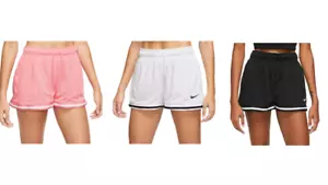 Pantalones cortos Nike para mujer ropa deportiva Essentials malla tiro medio elige el color precio de venta sugerido por el fabricante: $45 - Imagen 1 de 10