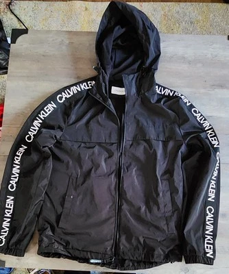 Chaqueta exterior negra Calvin Klein con mangas grabadas y capucha para hombre mediana Foto 1 de 4