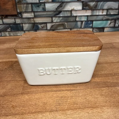 Plato de mantequilla blanco en relieve de porcelana Better Homes & Gardens tapa de madera de acacia usado Foto 1 de 4
