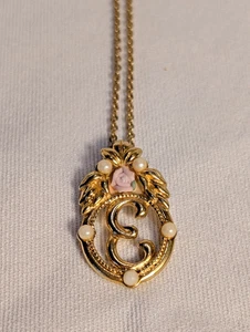 Vntg Avon initial Victorian style floral letter " E " necklace faux pearls gold - Picture 1 of 5
