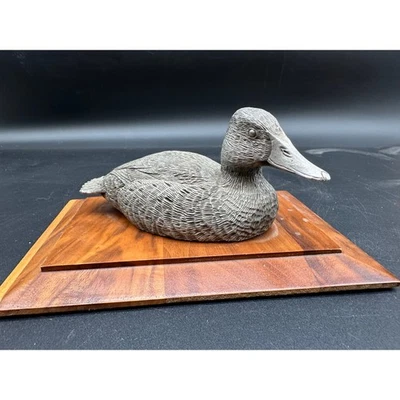 Estatuilla de pato de peltre de colección sobre base de madera escultura de pájaro vida silvestre decoración del hogar Foto 1 de 4