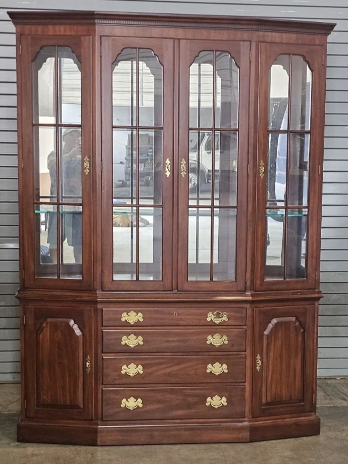 Librería o gabinete HENKEL HARRIS Wild Cherry China Breakfront hecho en Virginia Foto 1 de 4