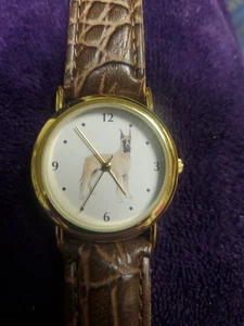 Orologio avvolgente al quarzo con grande alano sul quadrante. Battezza nuova funzionante.  - Foto 1 di 5