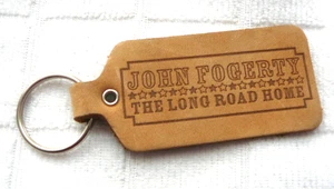 JOHN FOGERTY OFFIZIELLER The Long Road Home LEDER SCHLÜSSELANHÄNGER Creedence CCR - Bild 1 von 2