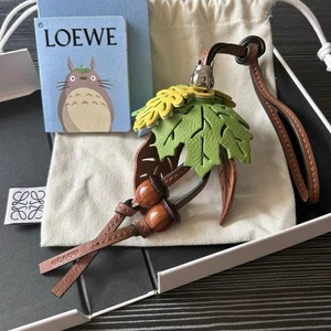 LOEWE x Studio Ghibli Totoro Leaf Charm Limited Edition, Original mit Staubbeutel - Bild 1 von 5