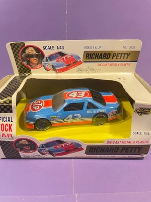 Richard Petty 1/43 Die Cast and Plastic Stock Car in Box by Road Champs ~ 1992 - Image 1 of 4