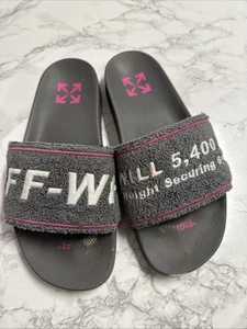 Slider in spugna grigio sporco con logo ricamato. Taglia UK 8, EUR 42 - Foto 1 di 14