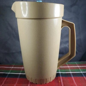 Vintage Harvest Tan Tupperware 2-Qt Pitcher 800-9 Red Push Button Lid - Imagen 1 de 8