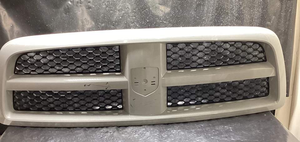 Ram 1500 68234161AA 2009-2012 NUEVO FABRICANTE DE EQUIPOS ORIGINALES MOPAR parrilla delantera color panal Foto 1 de 4