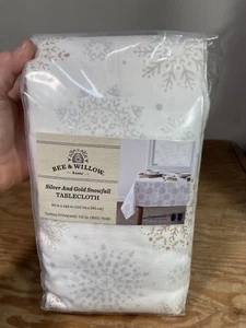 Bee & Willow Home Tischdecke Silber/Gold Schneefall Weihnachten Urlaub 60”x144” - Bild 1 von 7