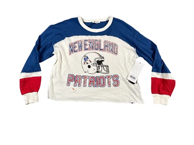 Топ женский New England Patriots укороченный средний кремовый изогнутый реглан с длинным рукавом - Изображение 1 из 4