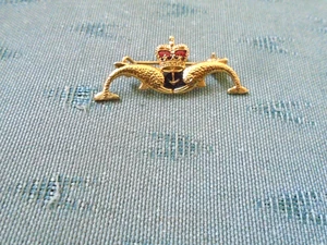 ROYAL NAVY SUMARINER - ENAMEL SUBMARINE PIN BADGE - Picture 1 of 2