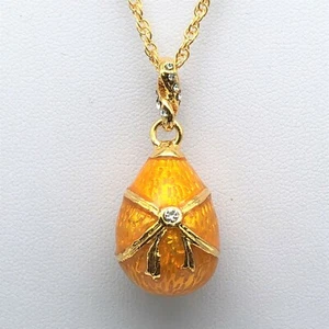 Jaune à pendentif oeuf rose avec cristaux par Keren Kopal - Imagen 1 de 6