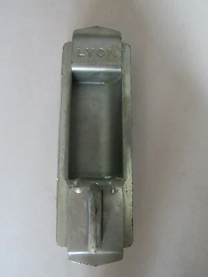 Nuevo de Lote Antiguo Lyon Chapa de Acero Empotrada #6714 Mango de Armario Resistente EE. UU. 6.5" Foto 1 de 4