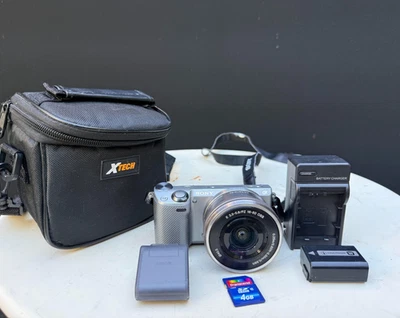 Câmera sem espelho Sony Alpha NEX-5T 16.1 MP prata lente 16-50 baixa S/C 331 LEIA - Imagem 1 de 4