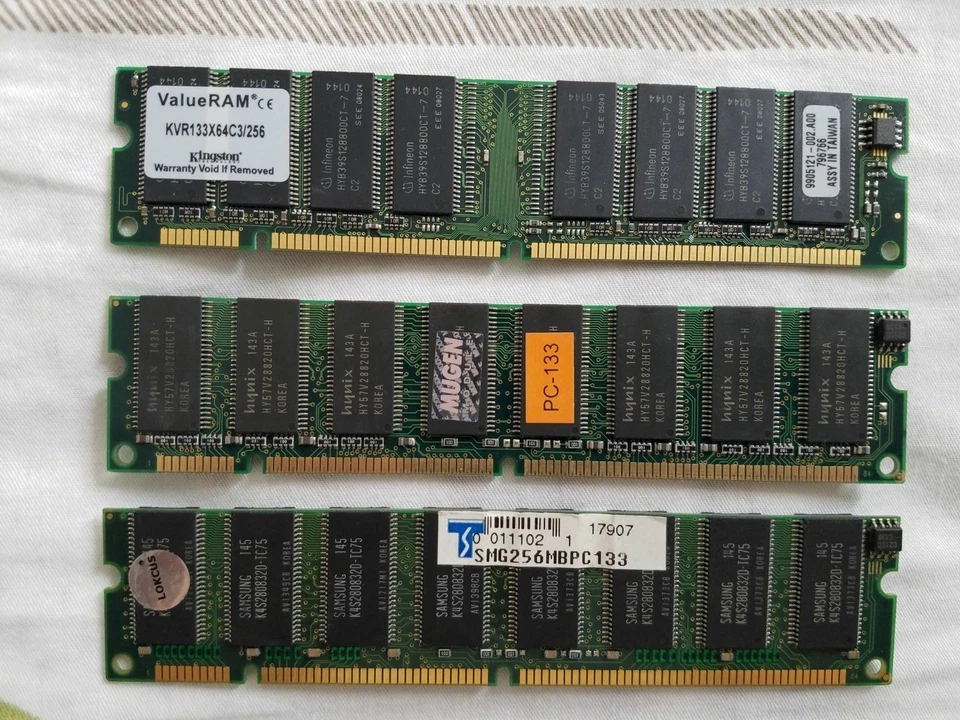 Kingston PC133 256 MB DIMM 133 MHz SDRAM Memory (KVR133X64C3/128 CE) - Image 1 of 1