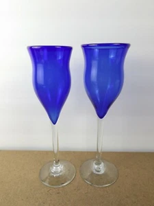 2 signierte mundgeblasene Studio Kunst Glas Weinkelche blaue Tulpenform  - Bild 1 von 5