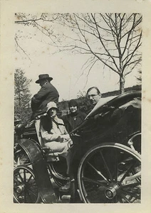 ALTES FOTO - VINTAGE SNAPSHOT - KUTSCHE ANHÄNGERKUPPLUNG FIAKER MODE VICHY - Bild 1 von 1