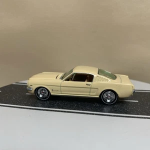 Johnny Lightning Classic Gold 1965 Ford Mustang 2+2 Coupe Yellow-Beige 1:64 NM - Picture 1 of 15