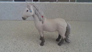 Schleich Islandstute Pferd geflochtene Mähne hellgrau 2017 Made in Tunisia - Bild 1 von 3