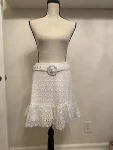 Neu mit Etikett Lulus Dear Favorite einfarbig weiß Blumen Spitze Häkelrock Medium - Bild 1 von 9