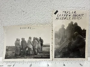 Vintage Schnappschuss Foto WWII US Soldaten Konvolut zusammengekauert für Wärme im Feld - Bild 1 von 3