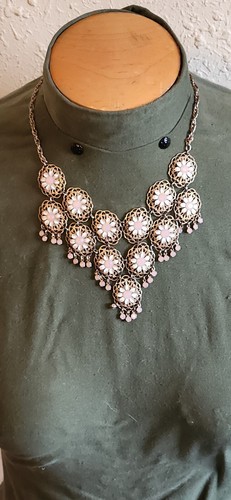 OFF WHITE Collana grossa floreale fiore vintage 17 5" bavaglino rosa medio con petali bianchi 13