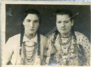 Seltsames Portrait Foto Langhaar schönes Mädchen Schulmädchen Zopf Zöpfe Lächeln - Bild 1 von 3
