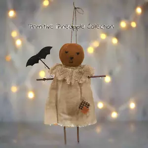 Toppe Halloween Primitive Country ragazza zucca con ornamento pipistrello 6,5" appese - Foto 1 di 2