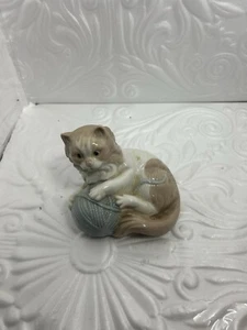 Lladro NAO Porzellanstatue Figur Katze spielt mit Garn Scheune Spanien um 1978 - Bild 1 von 12