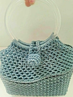 Mini bolso de mano vintage tejido a ganchillo cesta rafia transparente con mango de anillo Lucite verde azulado Foto 1 de 4