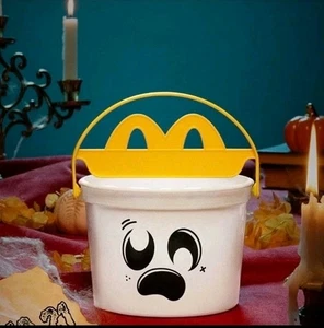 🎃 2025 McDonald’s Halloween Boo Eimer kommen mit leuchtenden Aufklebern im Dunkeln! 👻 - Bild 1 von 4