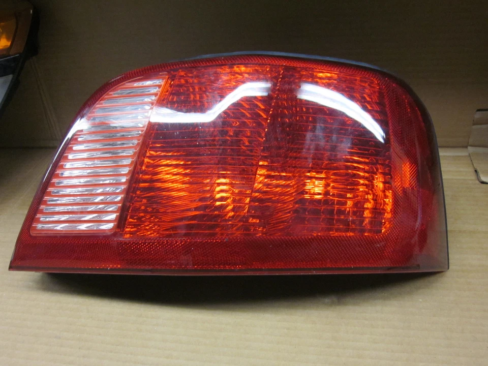 MITSUBISHI GALANT 02-03 2002-2003 LUZ TRASERA PASAJERO DERECHO OEM Foto 1 de 1