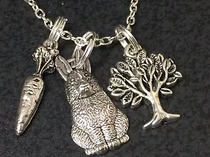 Collana in argento tibetano con ciondolo conigli e carote pasquali 18" - Foto 1 di 2
