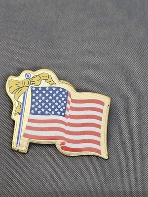 Винтажная брошь на лацкан с американским флагом патриотический золотистый бант деталь сделано в - Изображение 1 из 4