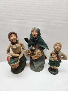 Byer’s Choice Carolers 1995 Frau Puppen Verkäufer Mädchen 1992 Baby im Korb 3 Stück - Bild 1 von 19