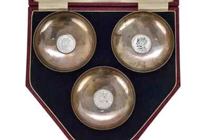 Plato de monedas de plata de ley Rey Jorge 3. Rey Jorge V y Reina María, Rey Jorge - Imagen 1 de 8