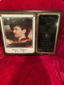 DAVEY ALLISON GEDENKPLAKETTE MIT COA GEBRAUCHT - Bild 1 von 4
