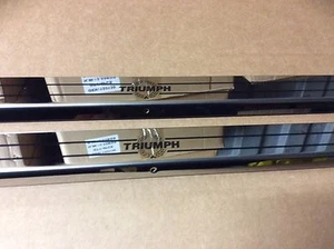 PAAR TRIUMPH LOGO LAUREL TREAD PLATTE THRESHOLD SPITFIRE GT6 GESCHWINDIGKEIT TR4-6 S/S - Bild 1 von 2