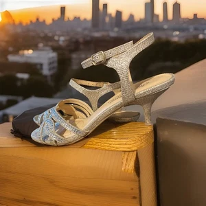 Badgley Mischka American Glamour Damen-Kitten-Heels silberfarben Glitzer Größe US 7,5 - Bild 1 von 11