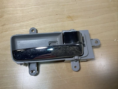 Manija interior de la puerta del pasajero delantero Nissan Máxima 2004-2008 OEM Foto 1 de 4