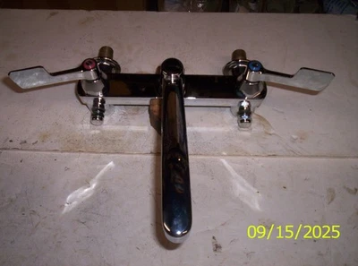 Grifo de fregadero de montaje en pared Cambridge de latón (TECK) abolladuras en caño, ¡funciona muy bien! Foto 1 de 4