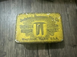 ANTIKER JUDSON L. THOMSON MFG. CO. CLINCH NIETE WALTHAM, MASSE. GELBE LITHO DOSE  - Bild 1 von 2