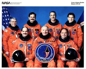 Shuttle Astronaut Vance Brand Signed STS-35 Crew Photo - Picture 1 of 1