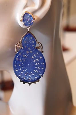 Hermosos pendientes de ónix azul tallados a mano con poste de plata de ley .925 Foto 1 de 4