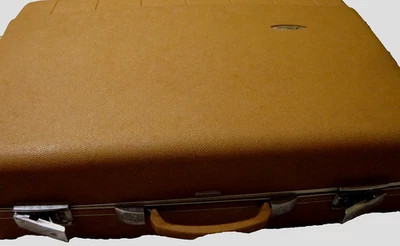 Maleta Equipaje De Colección Bronceada Maleta Rígida Sears Pronóstico Cromo MCM 24" x17" con Caja de Llaves Foto 1 de 4