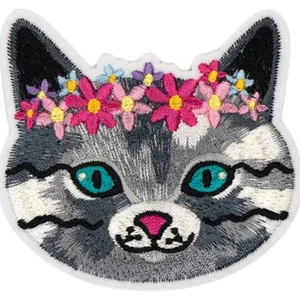 Apliques de parche de gato bordado de tela Feline Drive gato con corona de flores planchado - Imagen 1 de 7