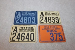 Lote de etiquetas traseras de licencia de caza de ciervos residentes sin astas Pennsylvania 1960, 1961 - Imagen 1 de 2