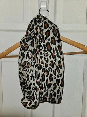 Bufanda con estampado animal Cejón negra y beige 33 pulgadas de largo por 21 pulgadas de ancho Foto 1 de 3