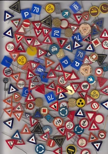 Vintage TRAFFIC SIGN pin badges 1960s Miniature Models Train Car Signs Job Lot - Foto 1 di 1